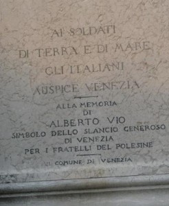 "To the soldiers of land and sea TKTK" and below it, "To the memory of Alberto Vio, symbol of the generous impulse of Venice for the brothers of Polesine."