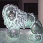 Or cannon.  A bronze lion with a cannon might be all that's needed to keep the vaporettos in order.  And quiet, too.