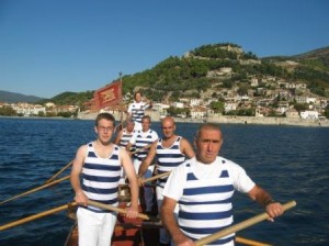 In the gondolone outside the entrance to the harbor at Nafpaktos, your correspondent rowing on the stern.  Behind us, the entrance to the now-tiny fortified harbor, backed by the four-walled Venetian fortress.