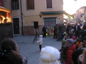For the first time the neighborhood hired a local man who put on quite a puppet show.  It didn't have anything to do with St. Martin, but it did involve lots of hitting and rude remarks, all in Venetian.  The kids loved it.  