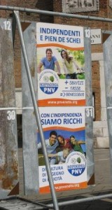 Two recent campaign posters. (Upper) "Independent and loaded with money," written in Venetian; (lower) "With independence we're rich," in Italian.