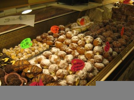 Here you see the entire line-up of fritole, filled with cream, or zabaione (as they spell it), and now even chocolate.  
