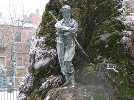 Enough with winter already.  Even the statues are waiting for spring, including Nino Bixio, who's got Garibaldi's back.