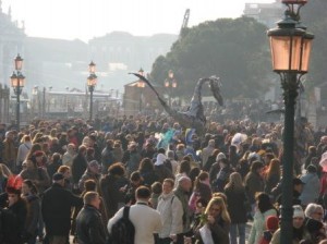 Last year there was a sort of dancing metal raptor to give the crowd at the Piazza San Marco some sensation of movement.