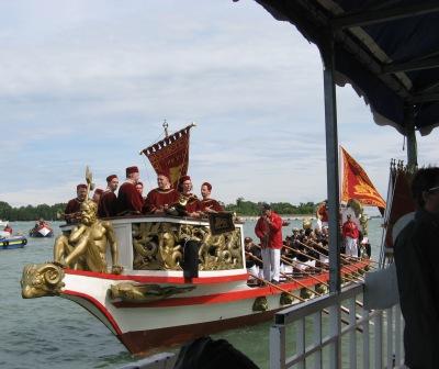 The "Serenissima" pulls up to the judges' stand to put the doge -- I mean mayor -- and retinue ashore.