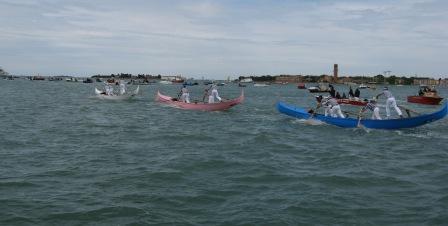 The first three gondolas, battling it out as they approach the first buoy.