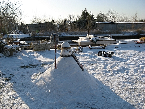 The morning after is a great time to start doing things with the snow -- I mean, apart from shoveling it.  A grandfather on the island of Sant' Erasmo created this with the sporadic help of his very small grandson.