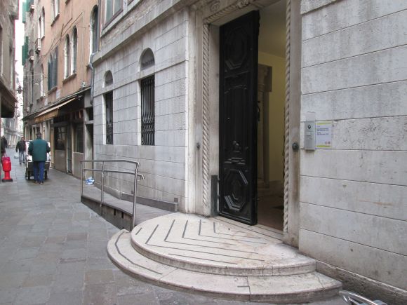 The former headquarters of the Gazzettino looks like just one more old building in Venice.  And who would ever look at the steps?