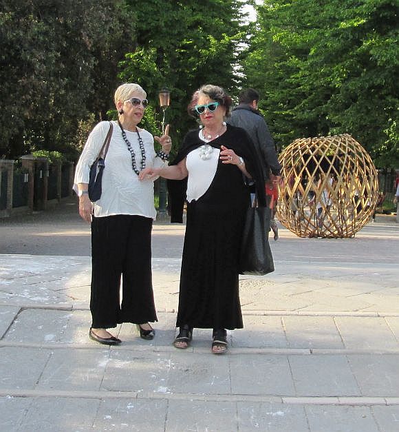 These women understand it all, especially the lady on the right, who is in touch with her inner Peggy Guggenheim.