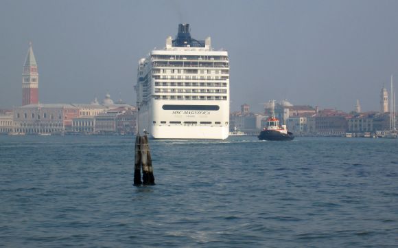 We all know that big cruise ships enter and leave Venice and that this bothers some people.  But that's not why I'm showing this picture.  What interested me was to see the tugboat astern, which initially was directly behind the ship as it entered the lagoon.  As the ship (moving at the speed of a tired two-year-old, otherwise known as 6 knots per hour maximum speed, though this is a delicate calculation if the ships is going with the tide).  That's 6.9 mph/ 11 kmh.
