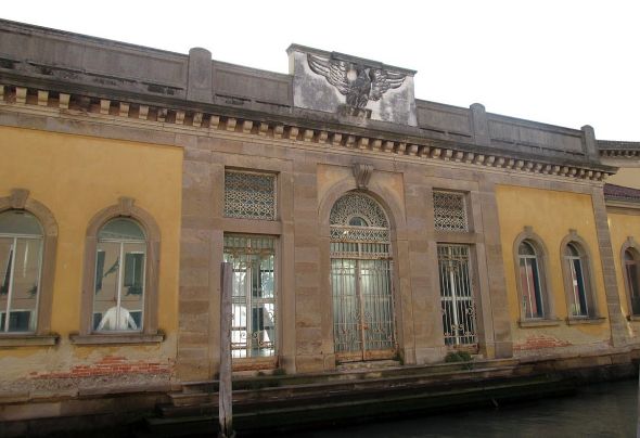 The gymnasium of a former school in Dorsoduro; the central door is surmounted by an eagle that doesn't seem to consider itself just any ordinary eagle.