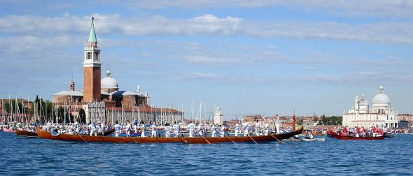 Looking at the boats assembling is always entertaining, and the "disdotona," or 18-oar gondola of the Querini rowing club is always spectacular.